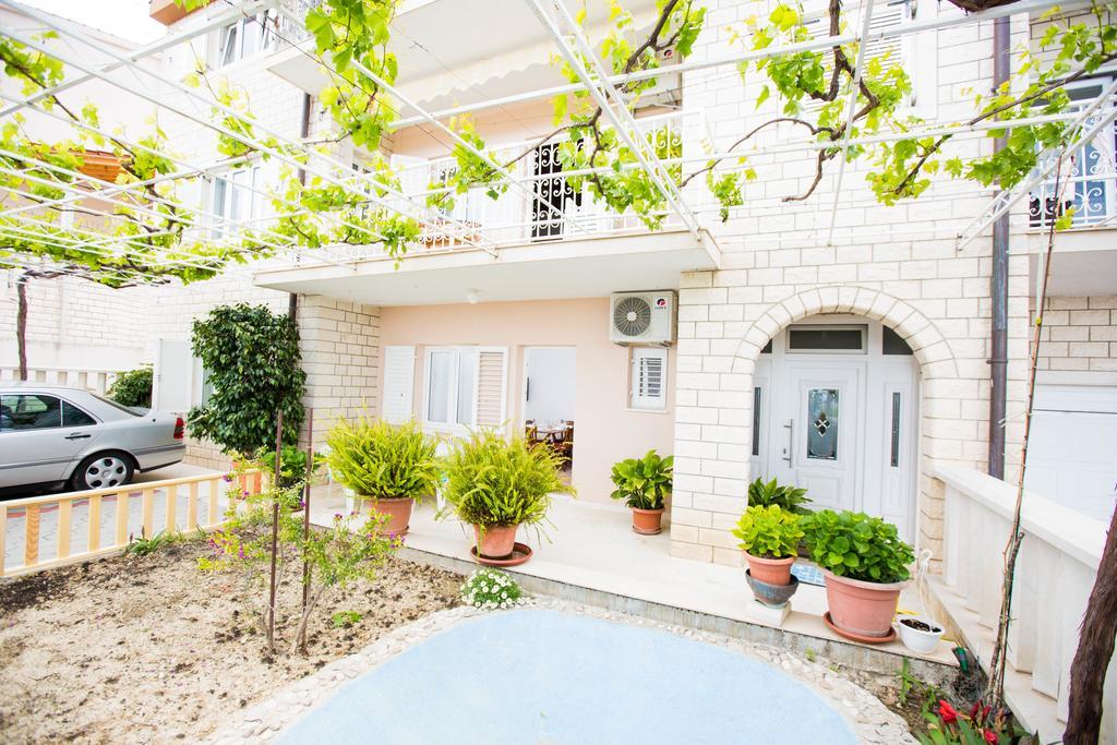 Apartments Sara Podstrana Exterior photo