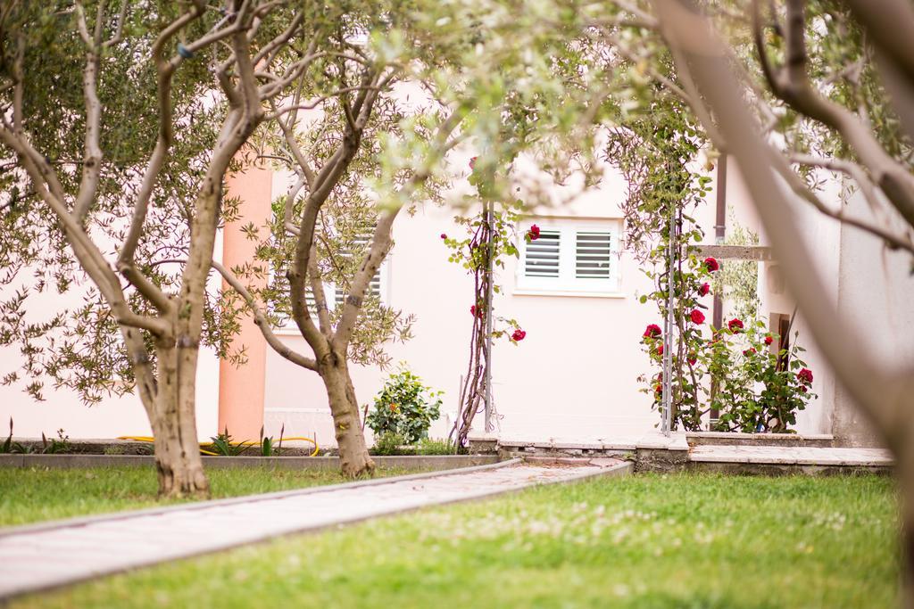 Apartments Sara Podstrana Exterior photo
